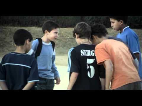 Fotograma de Bota de oro en el que aparecen cinco niños en corro hablando entre sí.