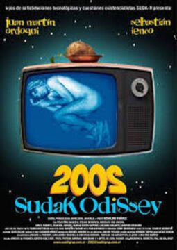 Un cartel de película para "2005 Sudak Odissey" muestra un televisor antiguo con una figura azul en posición fetal, y un coco brotando encima, sobre un fondo de cielo estrellado