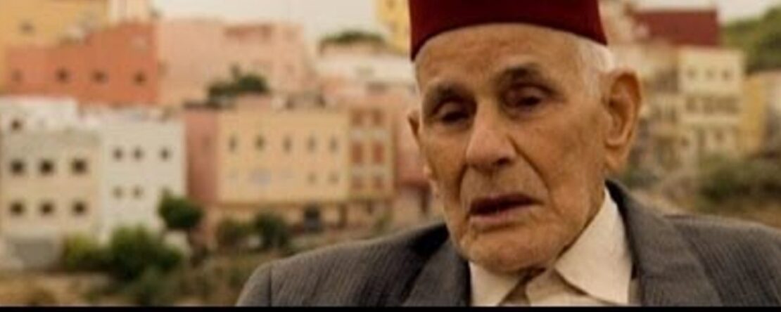 Fotograma de Los perdedores en el que aparece un hombre canoso en primer plano.