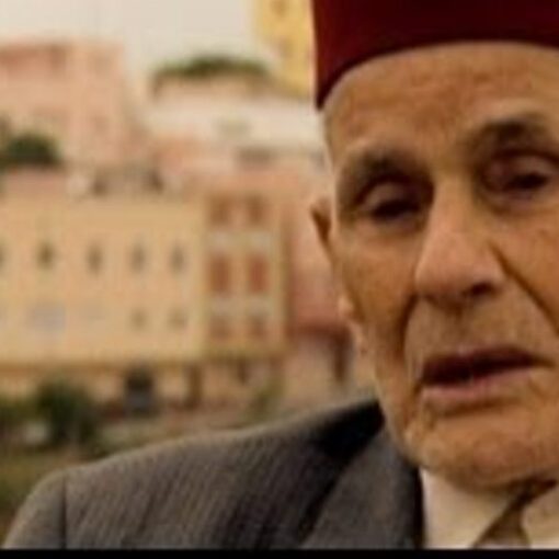 Fotograma de Los perdedores en el que aparece un hombre canoso en primer plano.