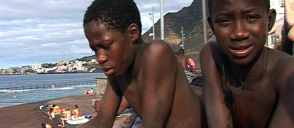 fotograma del documental semillas que el mar arrastra