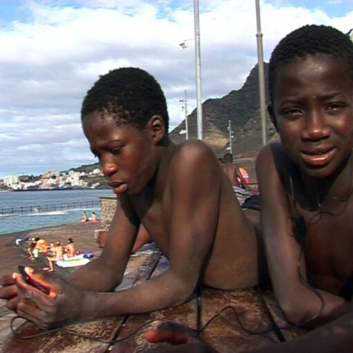 fotograma del documental semillas que el mar arrastra