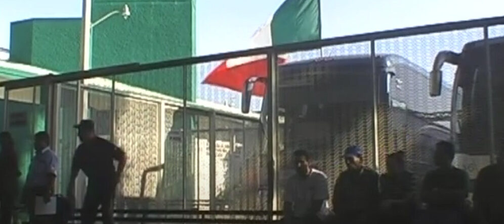 Frontera de Méjico, con migrantes esperando para poder pasar.