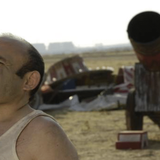 El Gran Zambini representa la memoria del espectáculo ambulante. Sin embargo, su realidad está marcada por la soledad y el paso del tiempo.