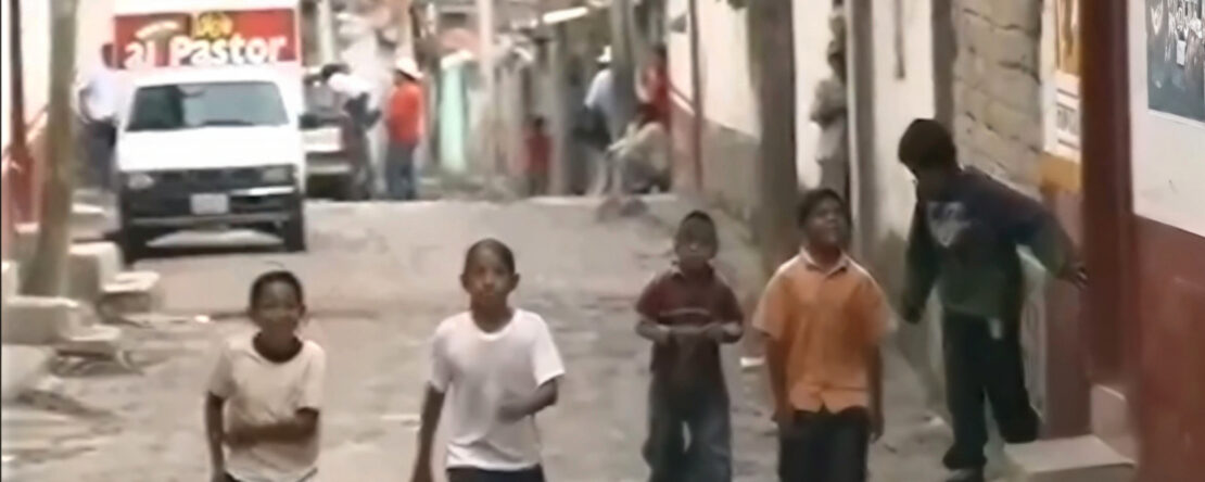 Fotograma donde se ven 5 niños andando por la calle