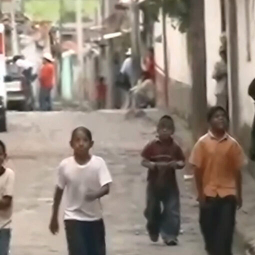 Fotograma donde se ven 5 niños andando por la calle