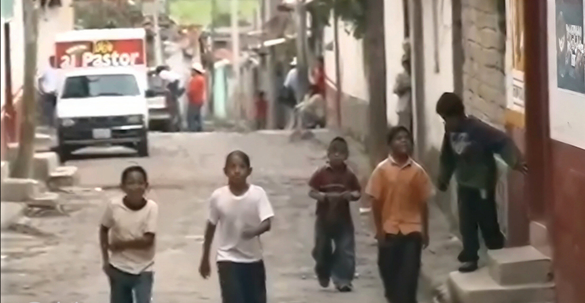Fotograma donde se ven 5 niños andando por la calle