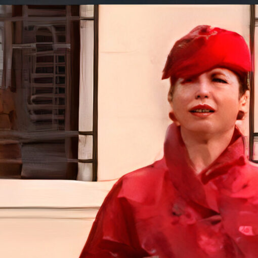 Fotografía de una de las protagonistas de El espacio de las apariencias, con un abrigo rojo