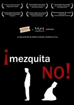 Cartel del documental Mezquita NO! con fondo negro y dos siluetas blancas: un hombre de pie y otro arrodillado rezando. La palabra “NO” aparece en rojo.