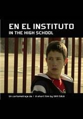 Cartel del cortometraje. Letras del título sobre fotograma. Primer plano de Ángel, el protagonista, apoyado en la valla del instituto mirando hacia un lado. 