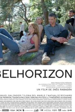Cartel promocional de la película Belhorizon con varios personajes sentados al aire libre en un entorno natural.