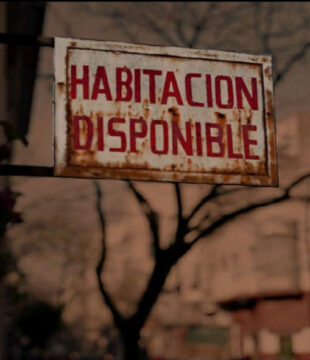 Habitacion disponible. Cartel de la película. La imagen muestra un letrero metálico oxidado. El letrero está colgado en una estructura metálica.