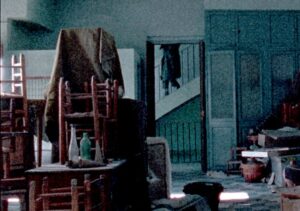 La guerra Fotograma de "La guerra". Habitación desordenada.