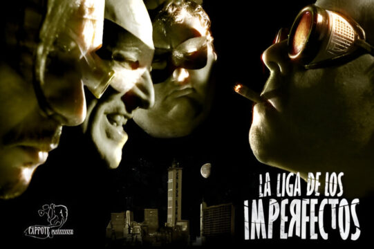 Póster de la película con los protagonistas en primer plano. Se aprecian edificios de la ciudad.