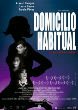 Cartel de la película Domicilio Habitual. La sombra de una mujer arrodillada en el suelo y dentro de la silueta tres rostros de mujer.