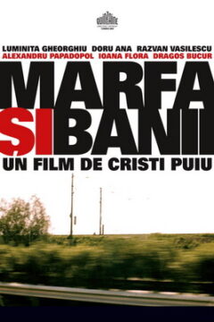 Póster de la película La mercancía y la pasta -Marfa și banii. De fondo, una imagen borrosa de una carretera rodeada de árboles.