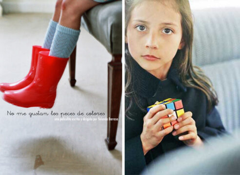Cartel del corto. La fotografía está dividida en dos partes. A la izquierda, se muestra la parte inferior de las piernas de una niña sentada. A la derecha, aparece una niña de ojos claros y cabello largo oscuro mirando directamente a la cámara mientras sostiene un cubo Rubik.