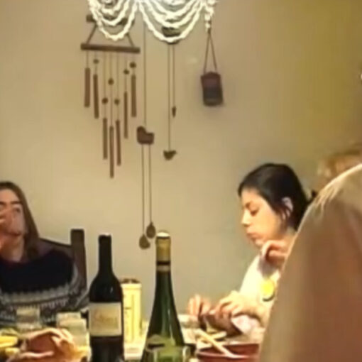 ¿Sería Buenos Aires? El fotograma de la película muestra a una familia de varias personas alrededor de una mesa, disfrutando de una comida juntos.