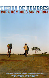 Cartel del documental donde se puede ver dos personas desplazándose en bicicleta a espaldas de la cámara, a través de un camino de La Vichada. Visten ambos un gorro y portan una mochila y una bandolera.