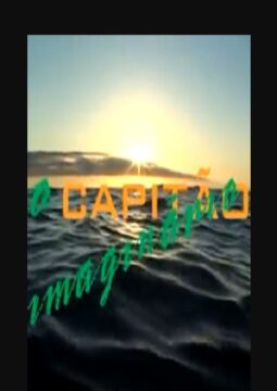Se observa una puesta de sol sobre un mar oscuro y ondulado, con los rayos del sol asomando entre nubes bajas en el horizonte.