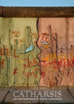 Cartel del cortometraje Catharsis. Muestra una sección de muro agrietado y grafiteado donde se han pintado dos rostros enfrentados