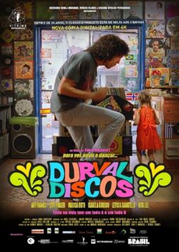 Cartel colorido de la película brasileña Durval Discos, con un hombre y una niña bailando en una tienda de discos, rodeados de portadas de vinilos y pósters.