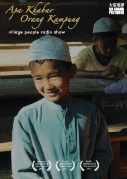 Cartel de la película "el show de radio campesina" en primer plano, un niño con cara sonriente, al que le da el sol.