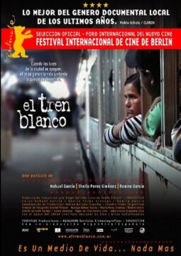 Cartel del documental El tren blanco, que muestra a personas mirando por las ventanas de un tren parado en una estación de tren