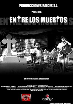 Cartel en blanco y negro de "Entre los Muertos". Dos niños están en un cementerio, rodeados de cruces.