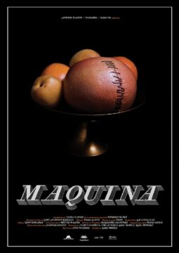 "Cartel de la película 'Máquina' de Gabe Ibáñez. En el centro, sobre un fondo negro, hay una frutera dorada con varias frutas, entre ellas una toronja o pomelo cosido con hilo negro, simulando una cicatriz