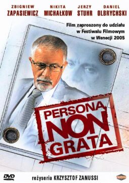 Cartel de la película Persona Non Grata. Muestra el retrato de un hombre mayor, serio y elegante, con gafas y traje.