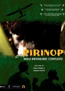 Cartel de la película Pirinop: Mi Primer Contacto. Muestra el rostro de una persona indígena entre sombras y humo, con una avioneta sobrevolando y siluetas humanas en la selva al fondo. El título está en letras amarillas al centro.