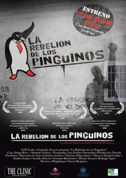 Cartel del documental "La rebelión de los pingüinos", sobre el movimiento estudiantil chileno, con un dibujo de un pingüino con corbata roja.