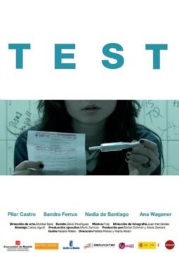 Cartel del cortometraje Test. En el centro, una joven sostiene un test de embarazo y un papel con resultados, con expresión seria. El fondo muestra azulejos con garabatos y nombres escritos.