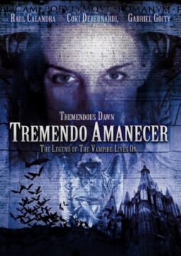 Cartel de la película Tremendo Amanecer. Se ve el rostro serio de una mujer al fondo, con letras antiguas sobrepuestas. Abajo, una bandada de murciélagos vuela sobre una catedral gótica y una estatua