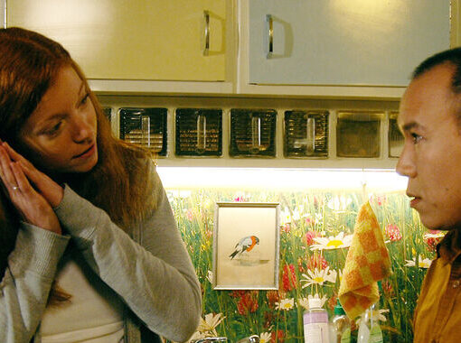 Fotograma de "Chinese take away". Dos personas comunicándose en una cocina.