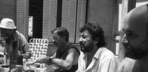 Se observa un grupo de personas que están comiendo en grupo.