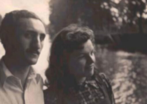 Hacer patria. Fotograma del documental. En blanco y negro se ve a una pareja joven posando junto a un río.
