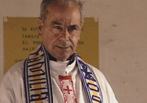 Hombre vestido con atuendo religioso, con estola y cruz visibles.