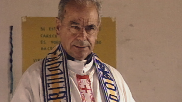 Hombre vestido con atuendo religioso, con estola y cruz visibles.