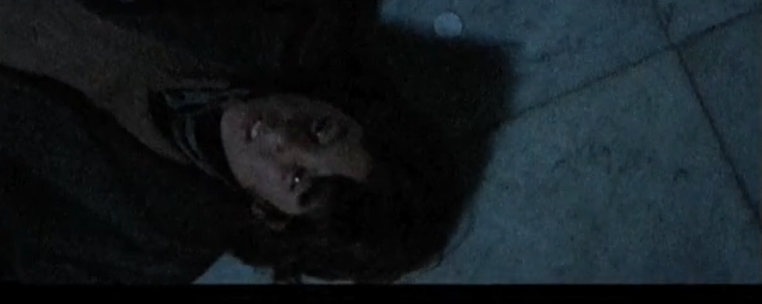 Fotograma de "La guerra". Niño tumbado en el suelo mirando al techo.