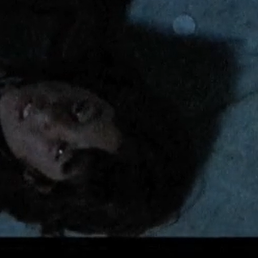 Fotograma de "La guerra". Niño tumbado en el suelo mirando al techo.