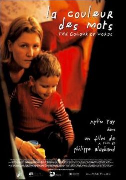 La madre rubia sostiene a su hijo en brazos que está sonriente.