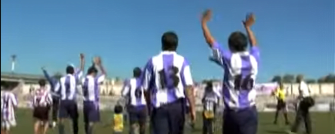 Fotograma del documental Sacachispas. Se ve a un grupo de jugadores del club Sacachispas en medio de un partido de fútbol.