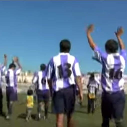 Fotograma del documental Sacachispas. Se ve a un grupo de jugadores del club Sacachispas en medio de un partido de fútbol.