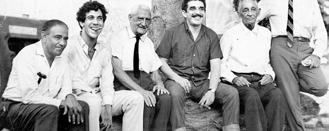 Alvaro Cepeda junto con varios de los escritores de la época. Fotografía en blanco y negro.