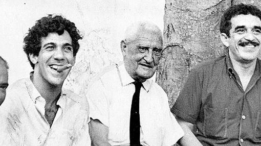 Alvaro Cepeda junto con varios de los escritores de la época. Fotografía en blanco y negro.