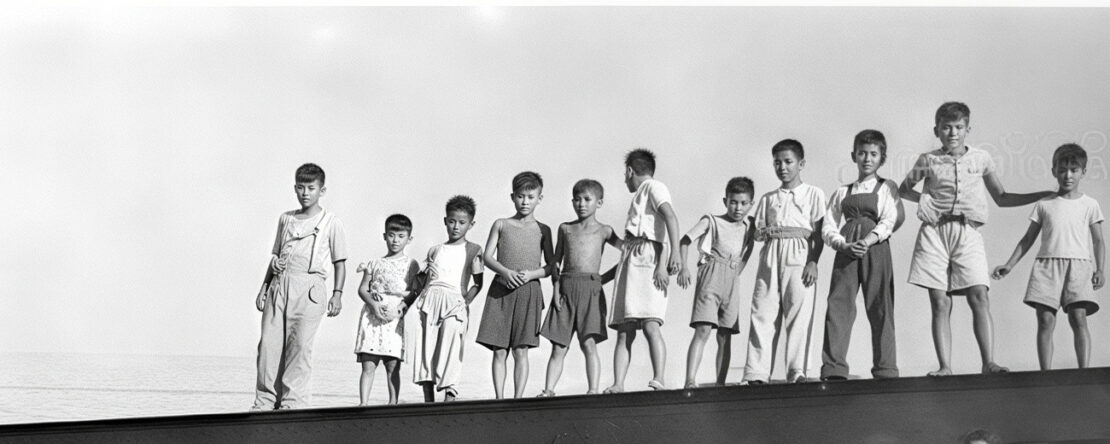 Once niños protagonistas del filme subidos en un puente