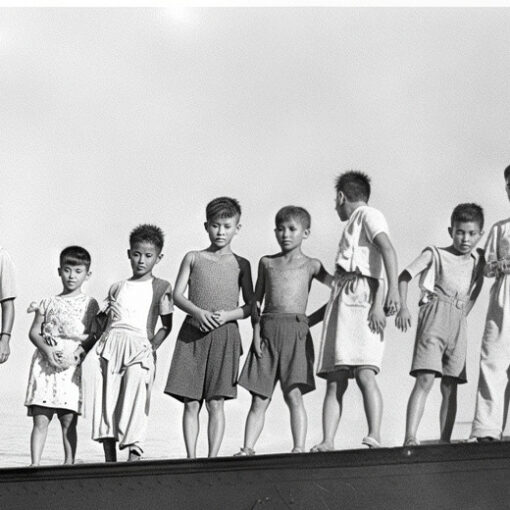 Once niños protagonistas del filme subidos en un puente