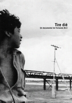 Cartel de la película donde se aprecia uno de los niños protagonistas en primer plano.